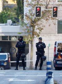 Policisté před ambasádou Spojených států amerických v Madridu