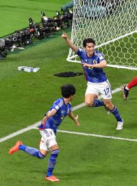 Japonští fotbalisté slaví gól na 2:1