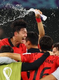 Jihokorejci slaví postup do osmifinále.
