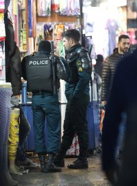 Íránská pořádková policie na teheránské tržnici v předvečer třídenní generální stávky