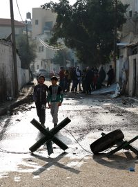 Děti se v Džanínu na Západním břehu Jordánu procházejí blízko domu poničeného během zásahu izraelských sil