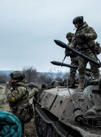 Ukrajinští vojáci u obrněného transportéru nedaleko města Lyman