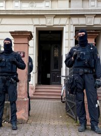 V dosud největší německé celostátní policejní operaci proti pravicovému extremismu jsou desítky podezřelých