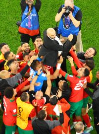 Fotbalisté Maroka se radují z historického postupu do semifinále mistrovství světa