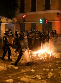 Policisté zasahující v Limě během demonstrace proti nové peruánské prezidentce Dině Boluarteové