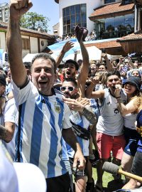 Podle BBC se davy shromáždily i před domem už zesnulé argentinské fotbalové hvězdy Diega Maradony, který jako kapitán přivedl Argentinu k titulu mistrů světa v roce 1986