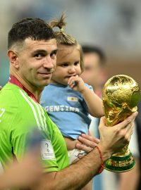 Argentinský gólman Emiliano Martinez a jeho trofeje