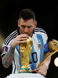 Lionel Messi s trofejí pro mistra světa a s trofejí pro nejlepšího hráče turnaje