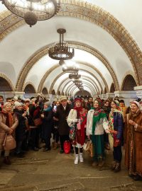 Ukrajinci zpívají vánoční koledy během leteckého poplachu v jedné z kyjevských stanic metra