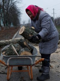 Obyvatelé Bachmutu musí během intenzivního ruského ostřelování kácet městské stromy, aby si mohli zatopit