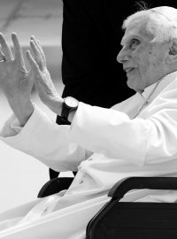 Emeritní papež Benedikt XVI. na mnichovském letišti před odletem do Říma