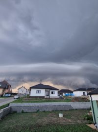Na obloze nad Šakvicemi na Břeclavsku se objevil takzvaný roll cloud, tedy oblak připomínající vír v horizontální poloze