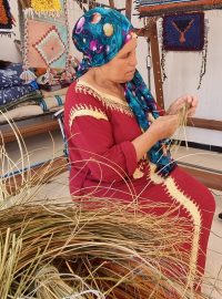 Místních ženy dělají výrobky pevnými lany počínaje, přes rohože až po pěkné barevné ošatky a koše velmi moderního designu