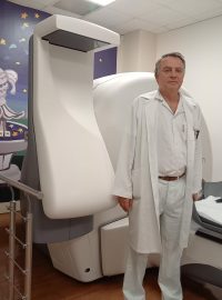 Primář oddělení stereotaktické a radiační neurochirurgie Roman Liščák před zařízením gama nože.