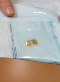 Zlatý plíšek, který se implantuje do horního víčka