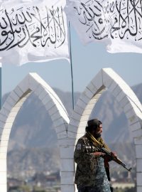 Voják Tálibánu při ceremonii zvedání vlajek Islámského emirátu Afghánistánu