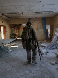 Příslušník ukrajinské armády v rozbombardované škole v Donětské oblasti