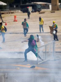Příznivci Jaira Bolsonara při útoku na budovy státních institucí
