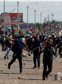 Střet demonstrantů s ozbrojenými složkami poblíž letiště v peruánské Juliace