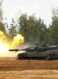 Tanky Leopard2 při cvičení NATO v Lotyšsku
