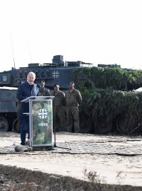 Německý kancléř Olaf Scholz před tankem Leopard 2 během návštěvy vojenské základny německé armády Bundeswehr v Bergenu, říjen 2022