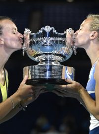 Barbora Krejčíková a Kateřina Siniaková s trofejí pro vítězky Australian Open.