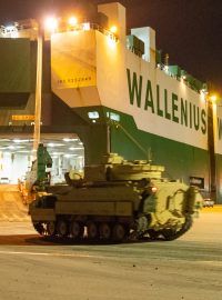 Americké bojové vozidlo pěchoty Bradley určené jako pomoc pro Ukrajinu míří na loď