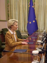 Schůzka ukrajinského prezidenta Volodymyra Zelenského (vpravo) a šéfky Evropské komise Ursuly von der Leyenové v Kyjevě