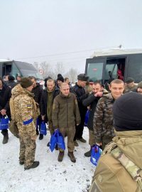 Návrat zajatých ukrajinských vojáků zpět do země