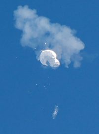 Podezřelý čínský balón se snáší do oceánu poté, co byl sestřelen u pobřeží v Jižní Karolíně
