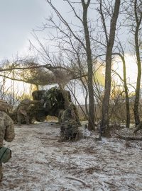 Ukrajinští dělostřelci pálí u Bachmutu