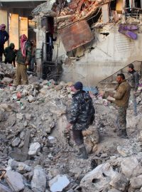 Lidé se shromažďují na troskách při pátrání po přeživších po zemětřesení v syrském Aleppu