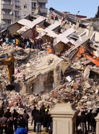 Pozůstatky zemětřesení v Kahramanmaraşu v Turecku