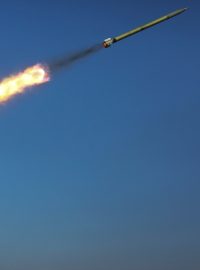 Ukrajinci odpalují střelu ze salvového raketometu BM-21 Grad