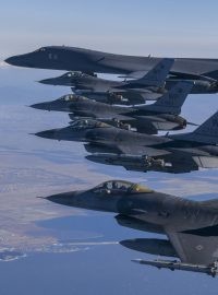 Americký bombardér B-1B se stíhačkami F-16 prolétají během cvičení s Jižní Koreou nad Korejským poloostrovem