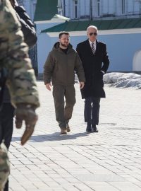 Volodymyr Zelenskyj a Joe Biden na procházce v Kyjevě
