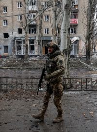 Ukrajinský voják prochází prázdnou ulicí ve frontovém městě Bachmut