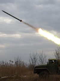 Salvový raketomet poblíž fronty v Doněcké oblasti na Ukrajině