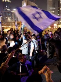 Izraelská společnost Crowd Solutions uvedla, že na hlavním protestním pochodu v Tel Avivu se shromáždilo asi 160 tisíc lidí