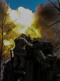 Ukrajinští vojáci střílejí ze samohybné houfnice na ruské jednotky u Bachmutu