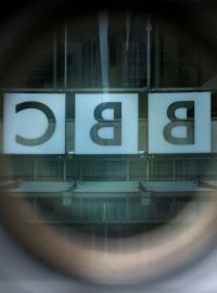 Logo BBC v hledáčku televizní kamery v londýnském sídle