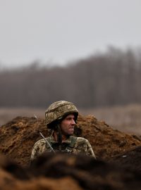 Ukrajinský voják v zákopu u města Bachmut
