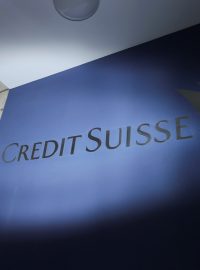 Logo Credit Suisse před budovou švýcarského parlamentu v Bernu