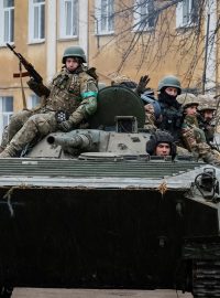 Ukrajinští vojáci na bojovém vozidle pěchoty BMP-1 v Donětské oblasti