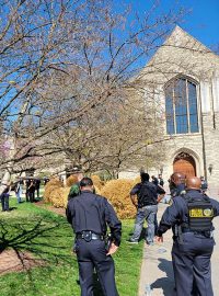 Policie dorazila ke škole v Nashville, na které došlo k útoku střelce