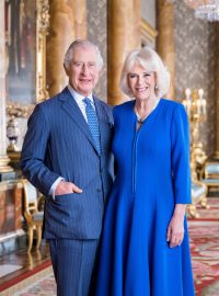 Britský král Karel III. a královna choť Camilla zapózovali pro fotografii v Modrém salonku Buckinghamského paláce
