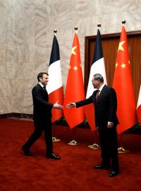 Setkání francouzského prezidenta Emmanuela Macrona a čínského premiéra Li Čchianga