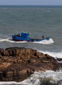 Čínská rybářská loď pluje přes Tchajwanský průliv u pobřeží ostrova Pingtan