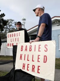 Aktivisté proti potratům demonstrující před jednou z klinik, která na Floridě zákrok provádí