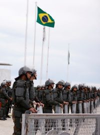 Členové brazilské armády stojí před sídlem brazilského prezidenta po antidemokratických protestech